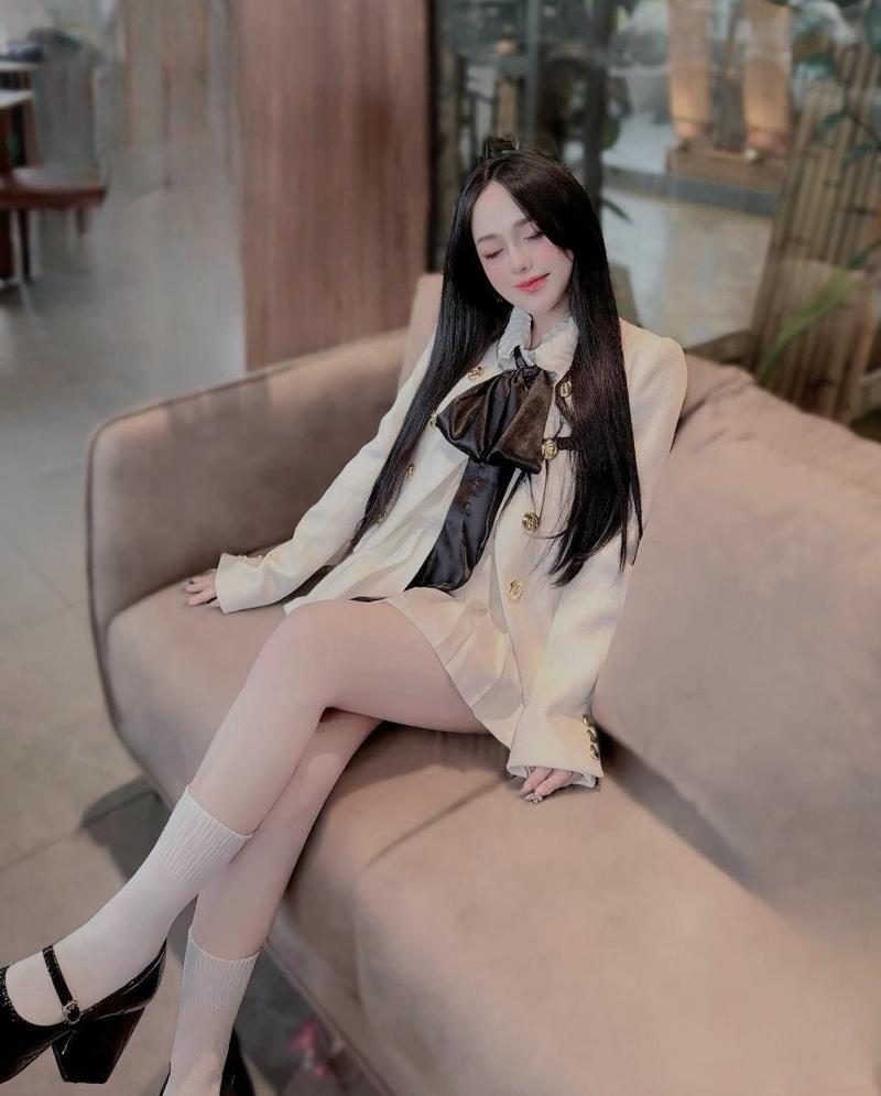 Thùy Trang pose cầm sách phong cách học sinh