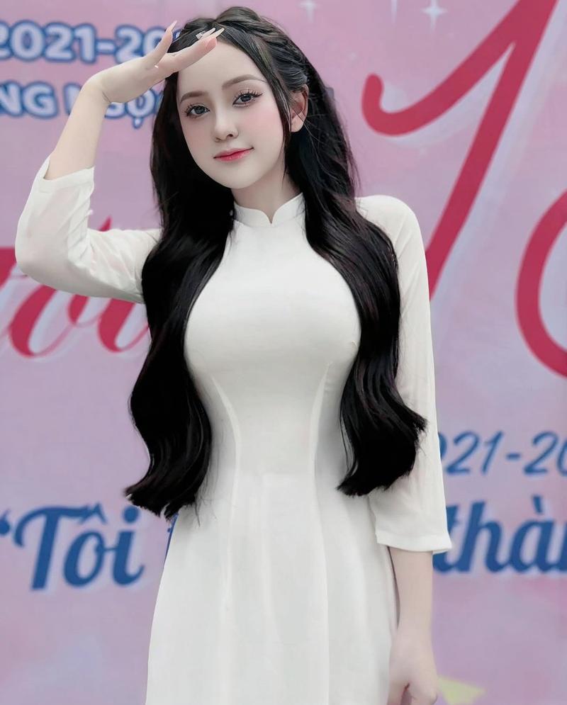 Gái đẹp 2k6 mặc áo blouse voan trong gió