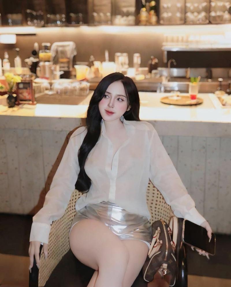 Thùy Trang mặc váy midi hoa nhí nữ tính