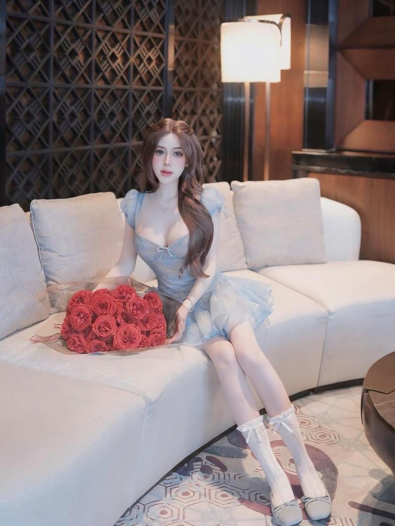 Gen Z girl pose mirror selfie trong gương