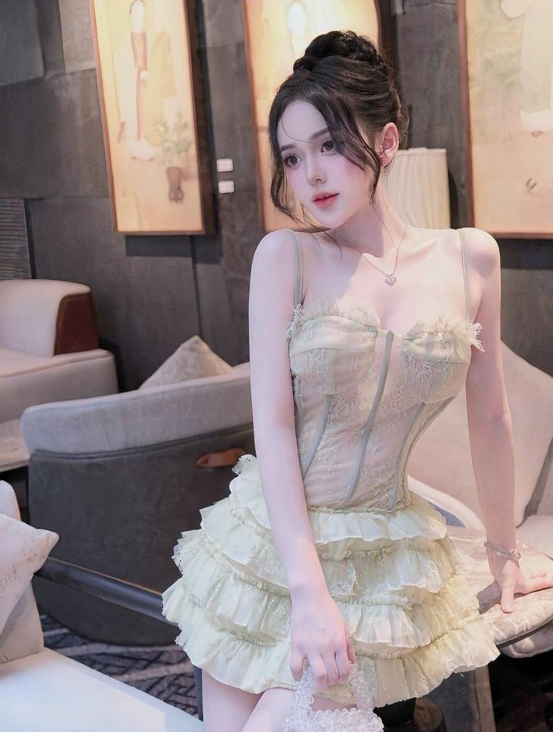 Thùy Trang khoe bụng phẳng mặc croptop