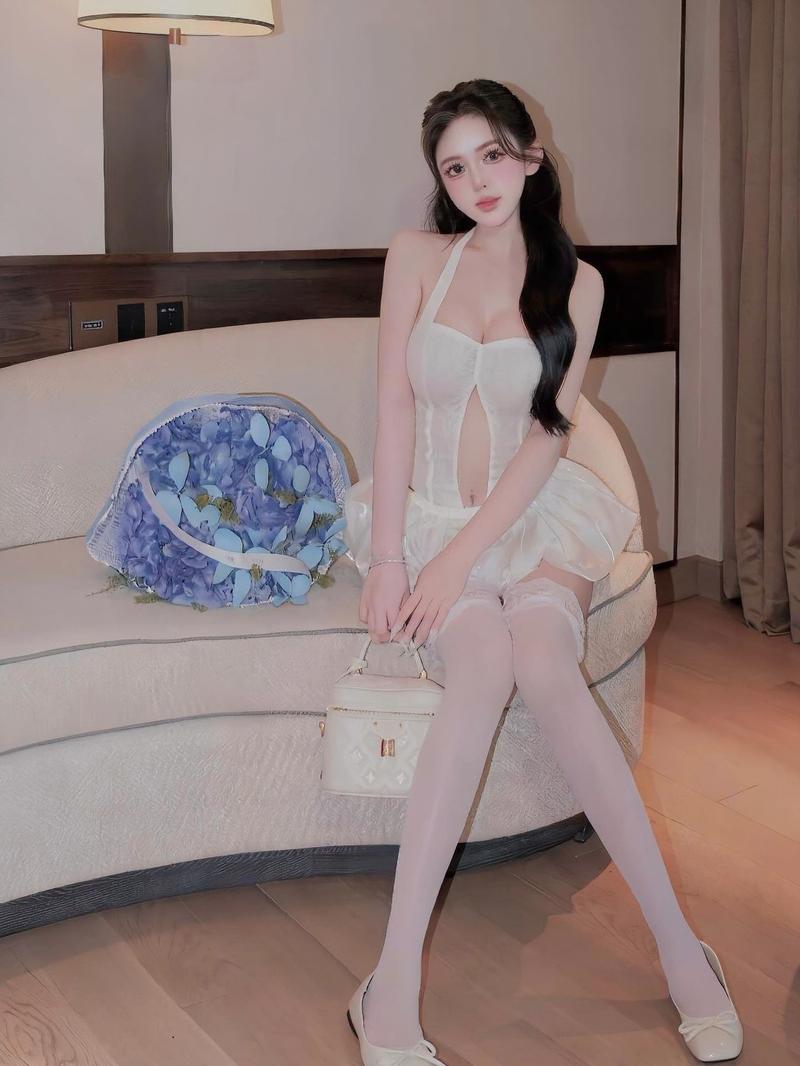 Thùy Trang mặc váy đỏ nổi bật quyến rũ