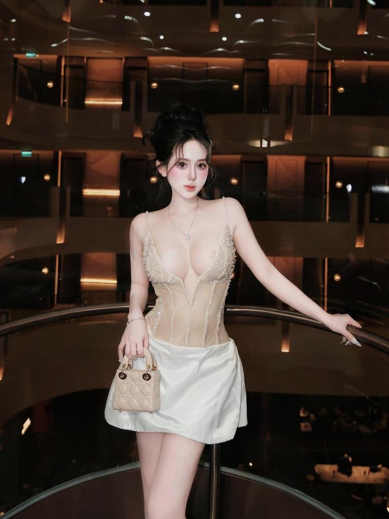 Gái xinh Gen Z pose tay chống cằm suy tư