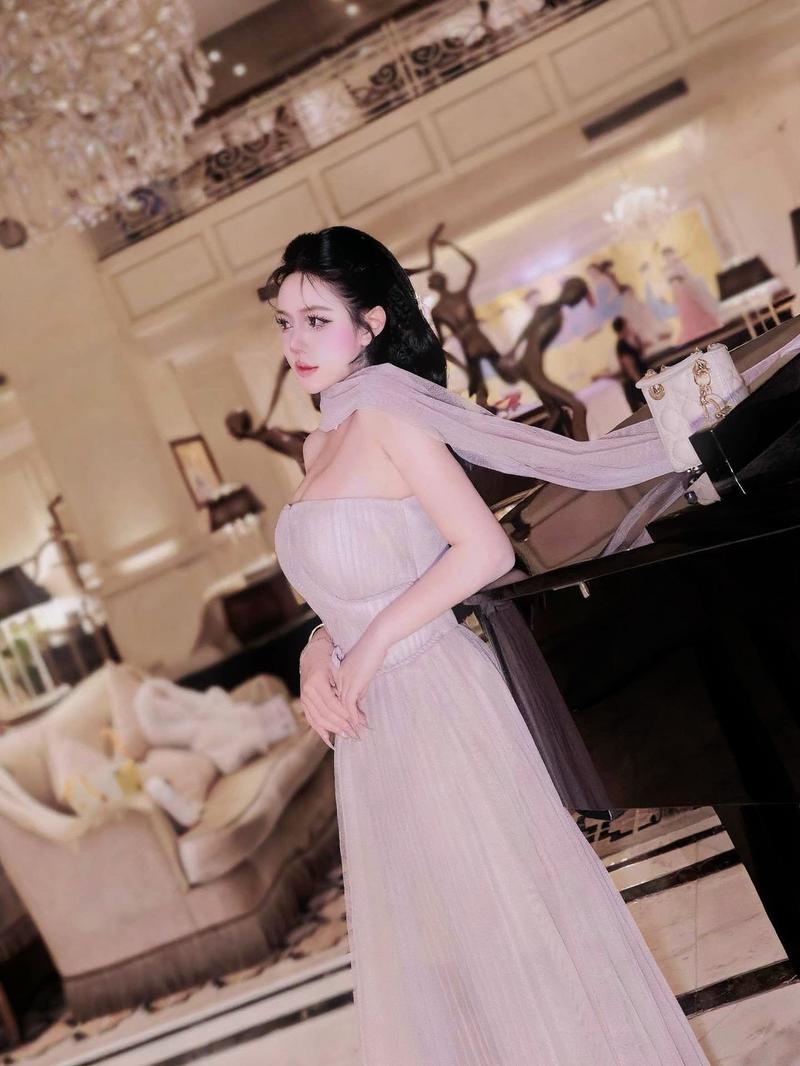 Nữ influencer 2k6 da sáng mịn màng
