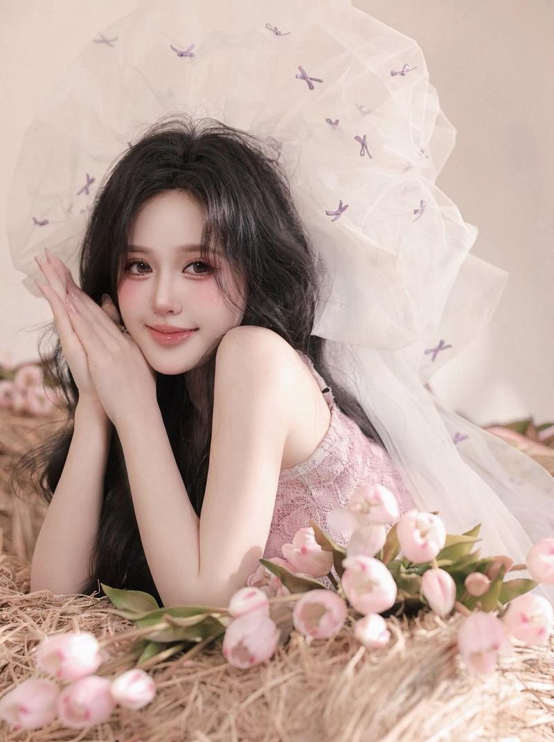 Thùy Trang pose nằm nghiêng trên giường trắng