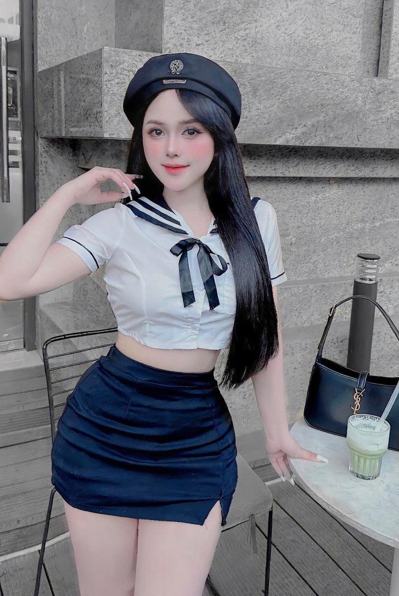 Nữ sinh mặc váy tennis thể thao năng lượng