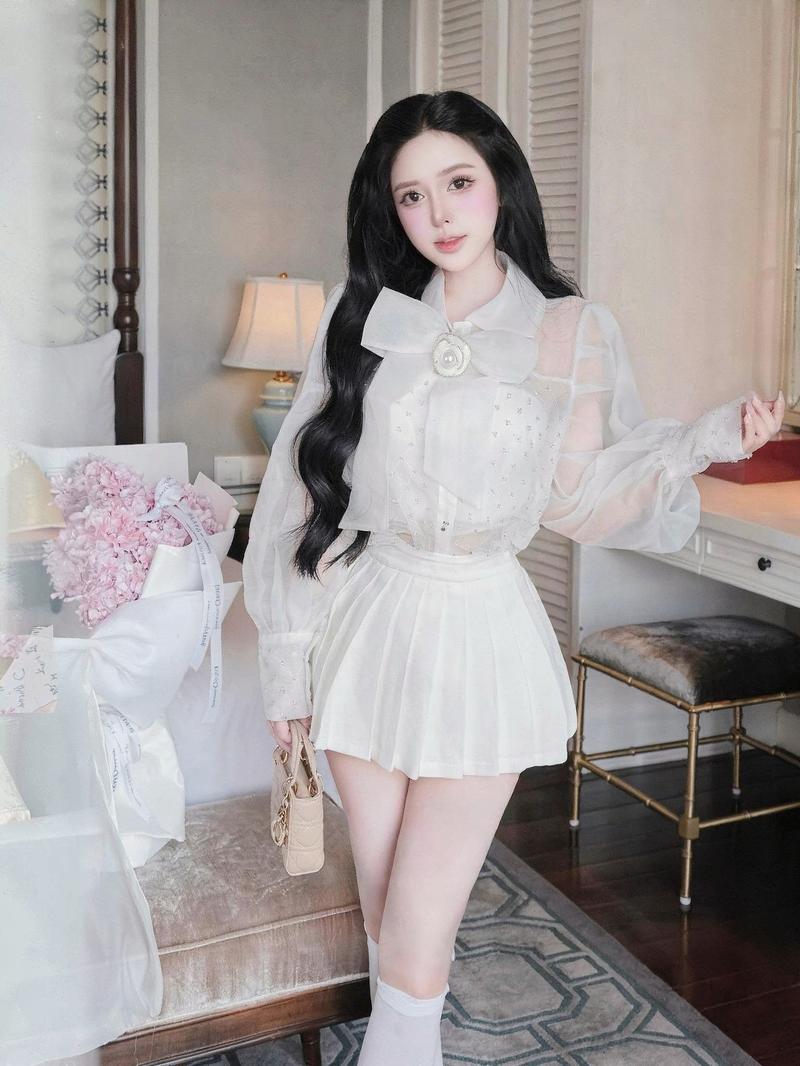 Thùy Trang ánh sáng tự nhiên dịu nhẹ