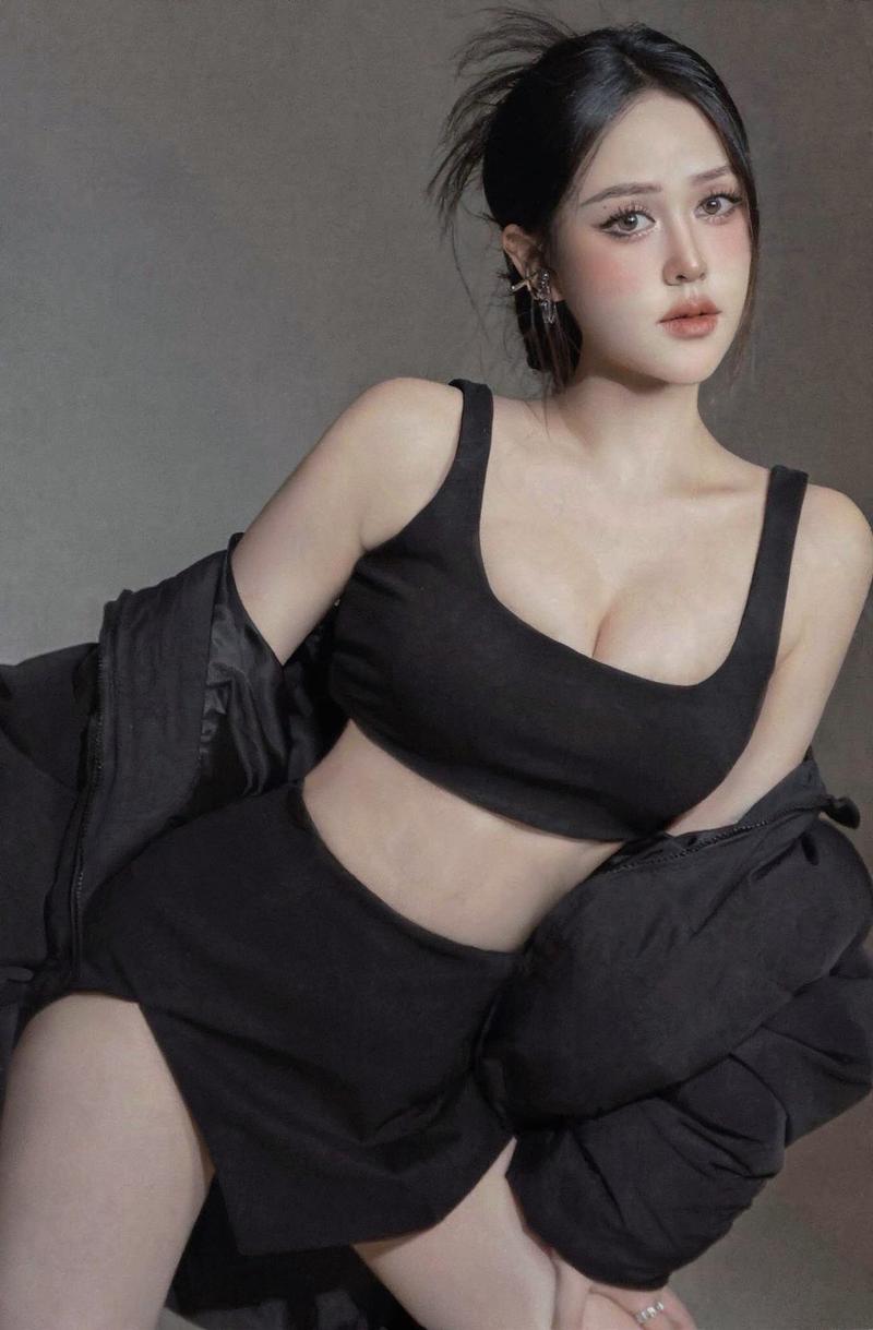 Cô nàng 2k6 đeo kính cận tri thức