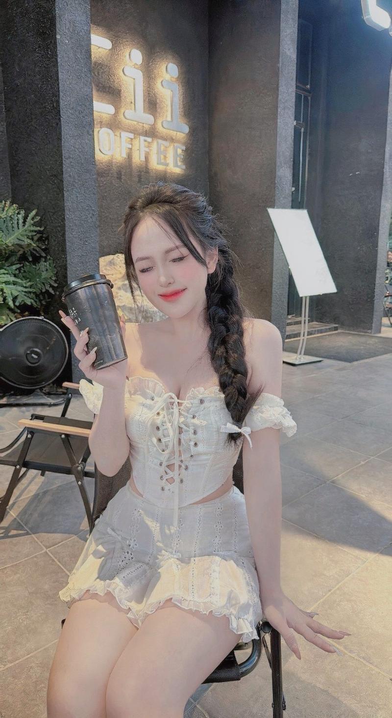 Thùy Trang khoe đôi môi hồng tự nhiên