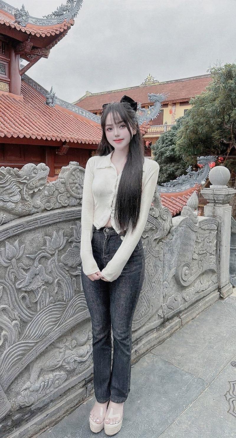 Gái đẹp Gen Z pose đứng dựa tường