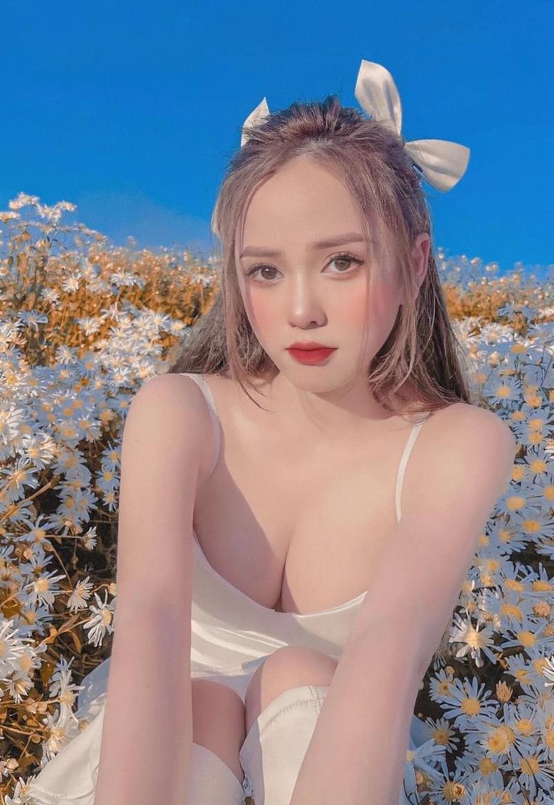Thùy Trang mặc set đồ trắng tinh khôi