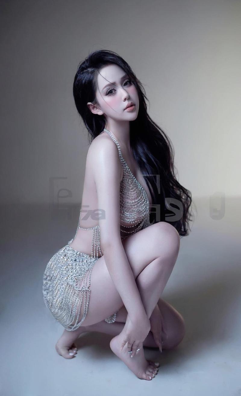 Thùy Trang 2k6 pose sexy bên hồ bơi 4K