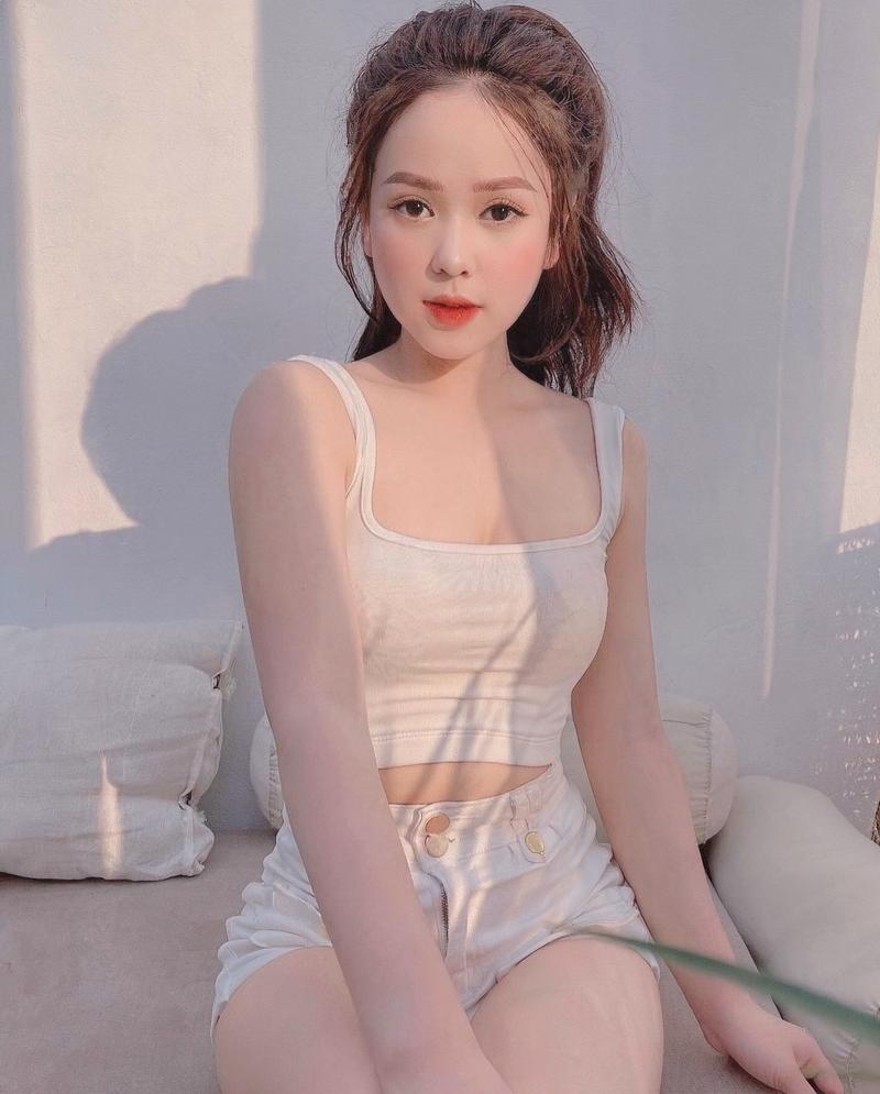 Nữ sinh 2k6 mặc áo hai dây hở eo thon
