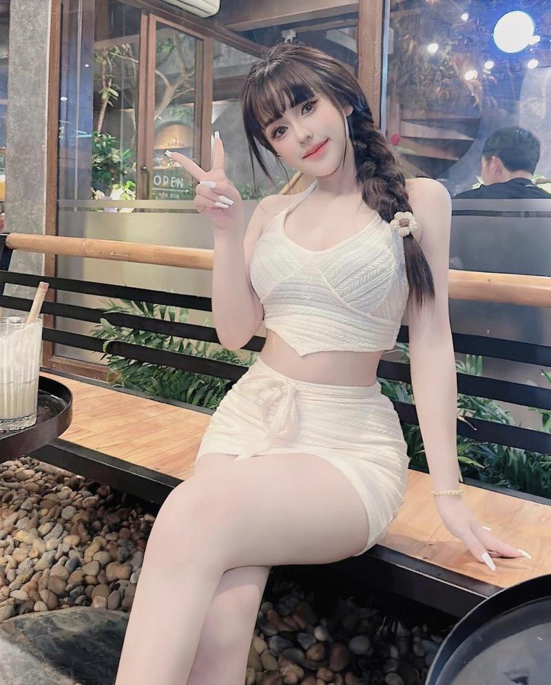 Gái xinh Gen Z mặc quần short jeans cá tính