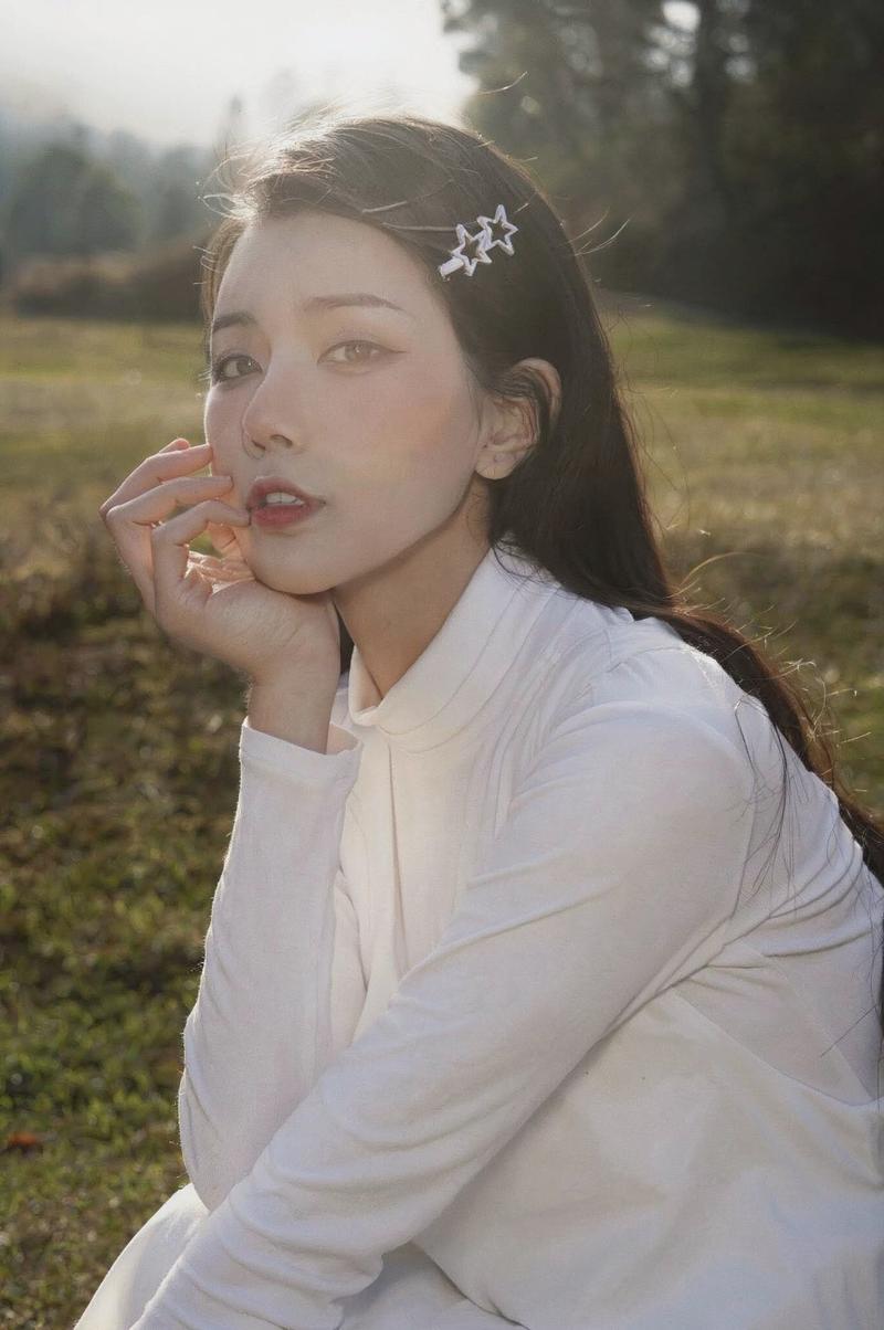 Nữ influencer da mịn màng dưới nắng chiều
