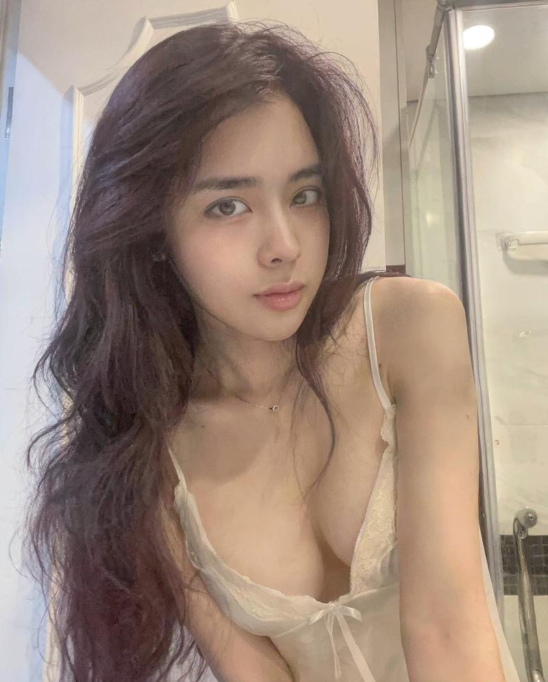Gái xinh pose đứng ban công view thành phố
