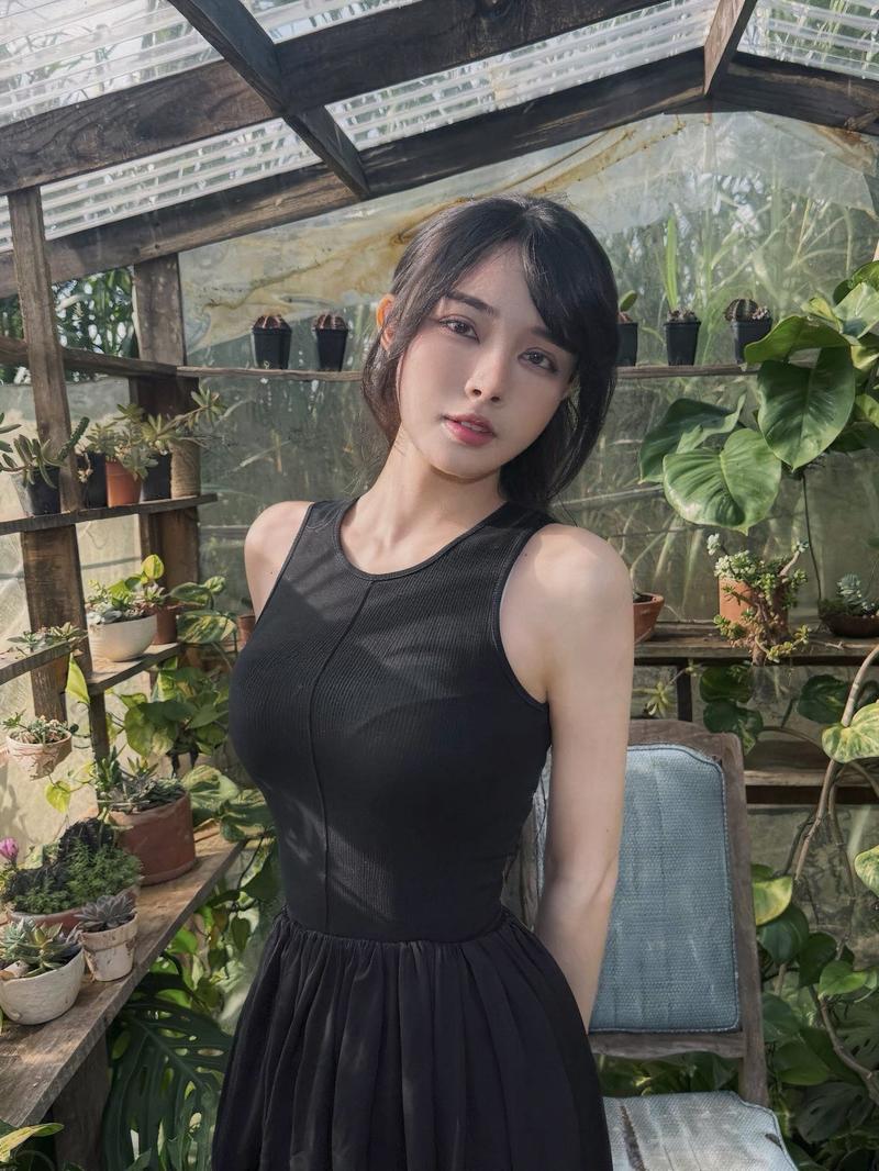 Gái xinh pose cầm ly cà phê lãng mạn