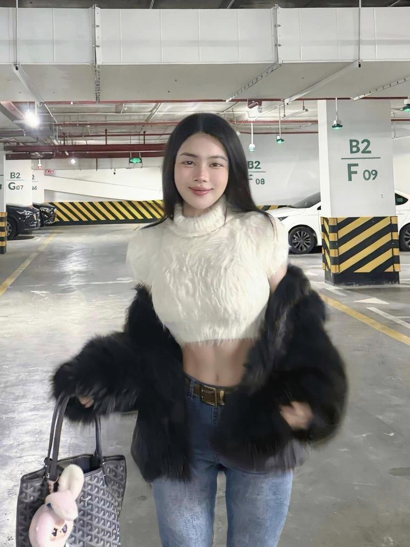 Nữ beauty mặc áo hai dây kem hở eo tinh tế