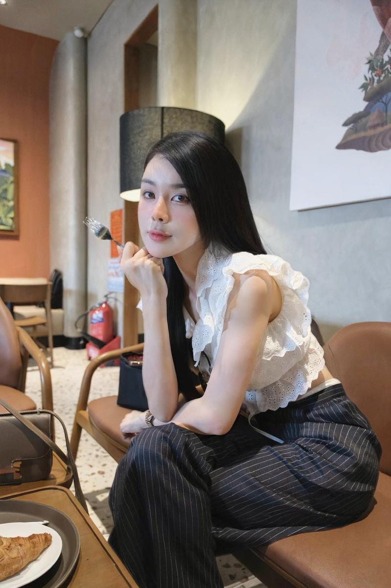 Cô gái da trắng tóc dài đen nhánh khoe vai thon