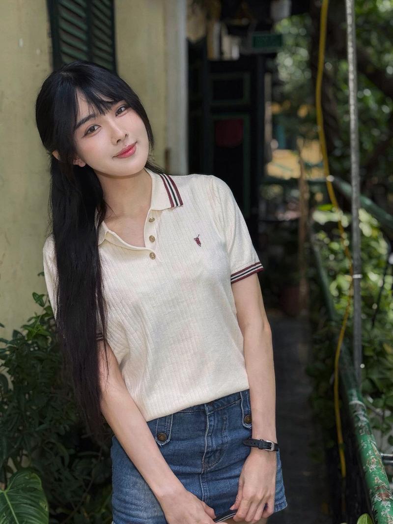 Trần Bích Hạnh body chuẩn mặc váy dài thanh lịch