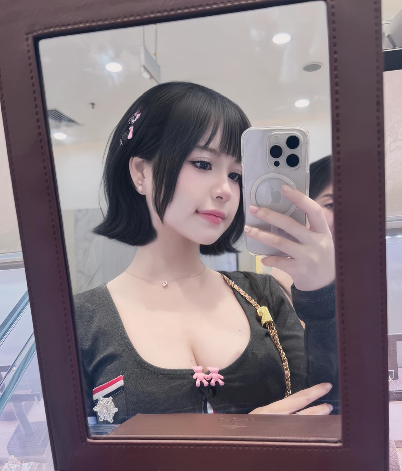 Ảnh Yeulolita mắt dâm nhìn trừng trừng