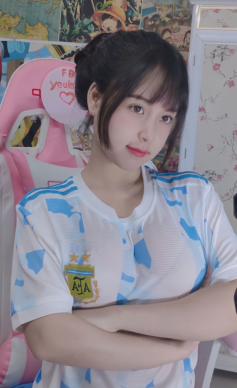 Ảnh Yeulolita liếm môi nhìn con cặc
