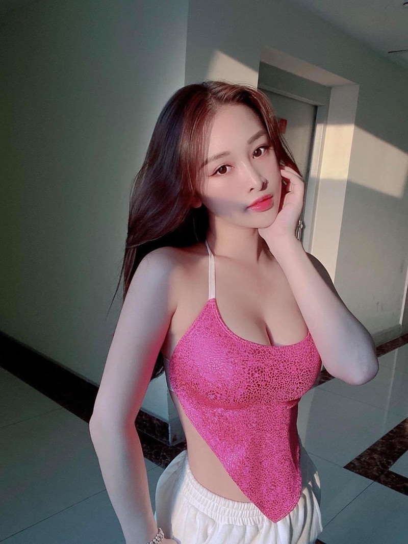 Khánh Trắng sexy mặc lưới lưới body hở hang cực táo bạo
