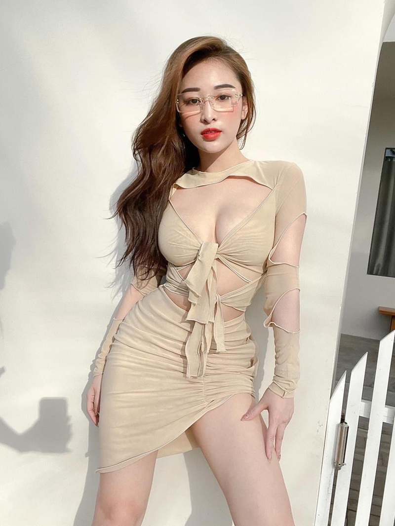 Ảnh sex Khánh Trắng mặc áo croptop hở eo và quần short jeans