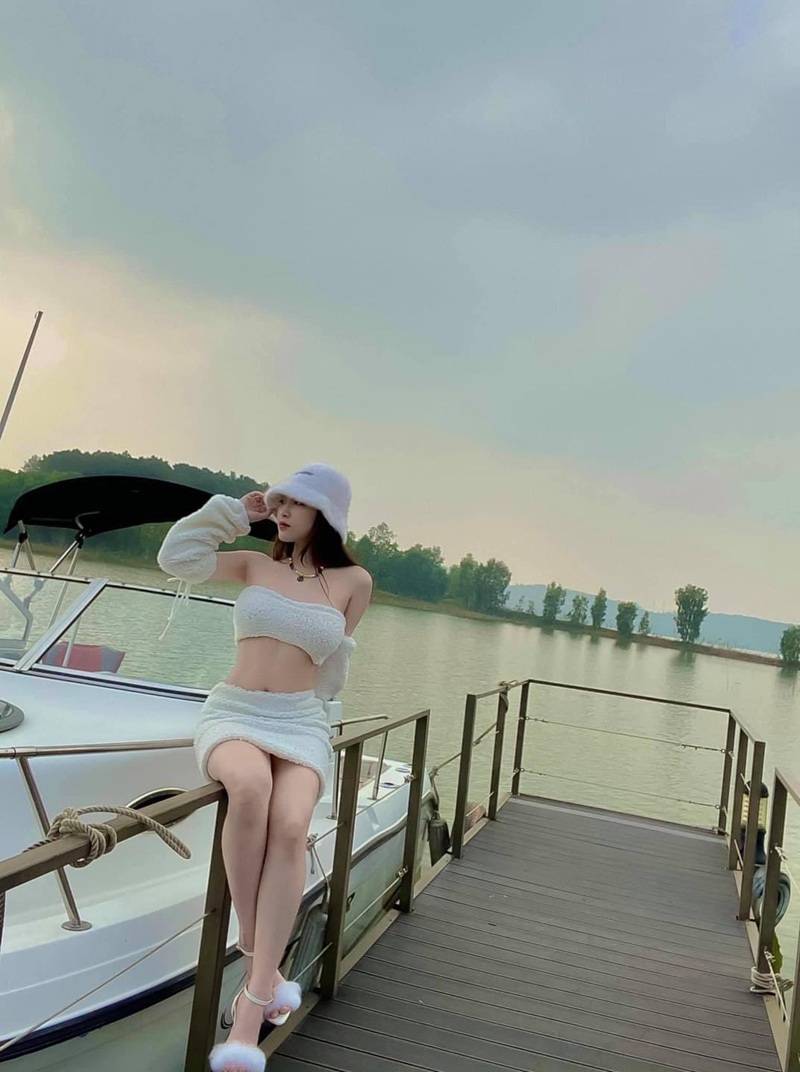 Khánh Trắng ảnh sex tư thế bốn chân khoe vòng 3 căng mọng