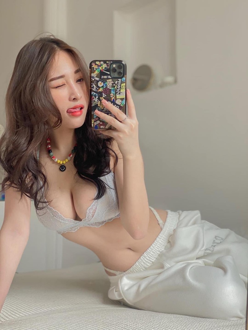 Ảnh sex Khánh Trắng neon light body sáng bóng mướt mát