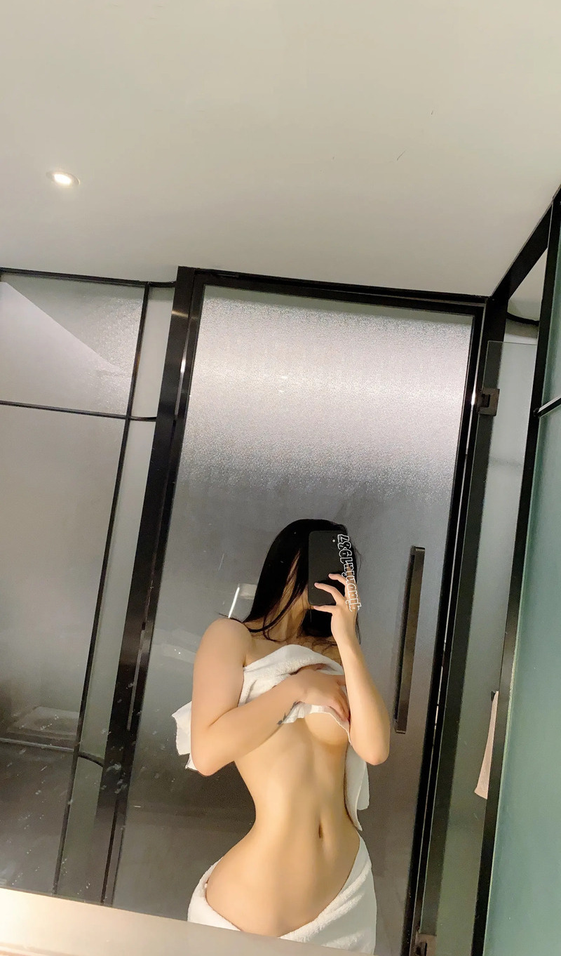 Cặc gái lau khăn, lồn hồng hào không lông, tóc ướt.