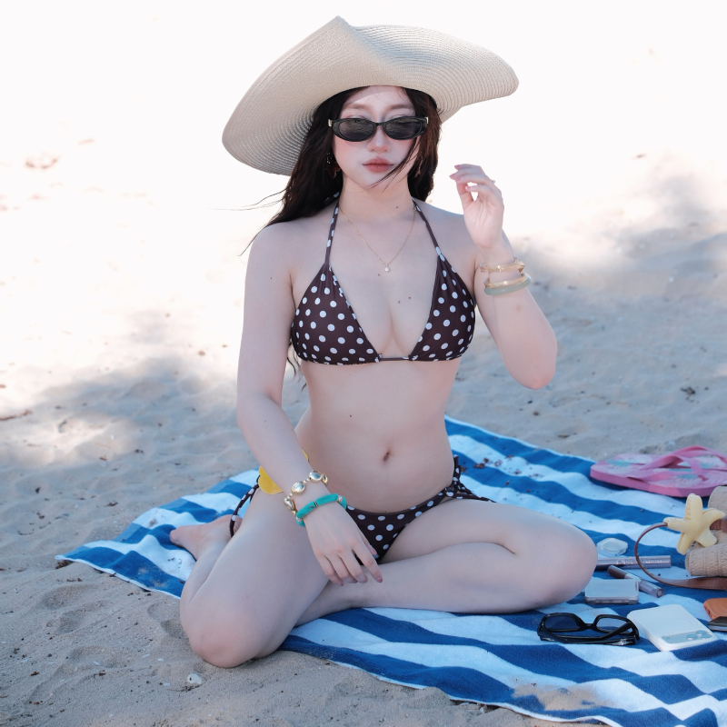 Lê Trinh mặc bikini 8