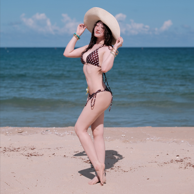 Lê Trinh mặc bikini 9